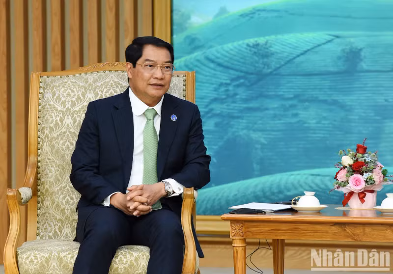 老挝万象市市长阿萨潘通·西潘敦在会见中发表讲话。