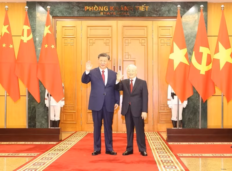 越共中央总书记阮富仲同中共中央总书记、中国国家主席习近平合影。（图片来源：越通社）