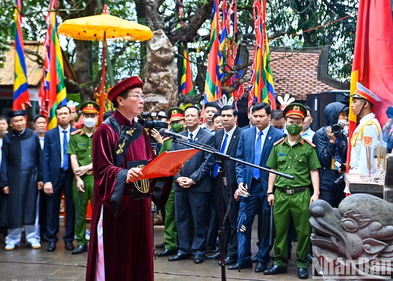 富寿省人委会主席裴文光宣读祝文，歌颂各位雄王的功德。