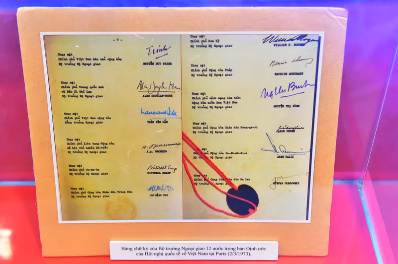 1973年3月2日在巴黎召开有关越南的国际会议的定约中12个国家外长的签字表。