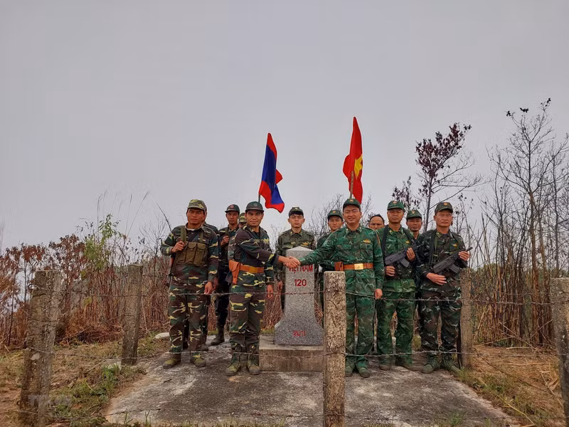 在越老共同边界线协调配合进行联合巡逻 。（图片来源：越通社）