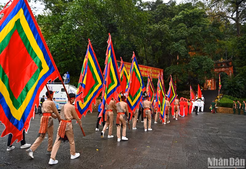 敬香团前往义岭山山峰的敬天殿，敬香缅怀各位雄王。