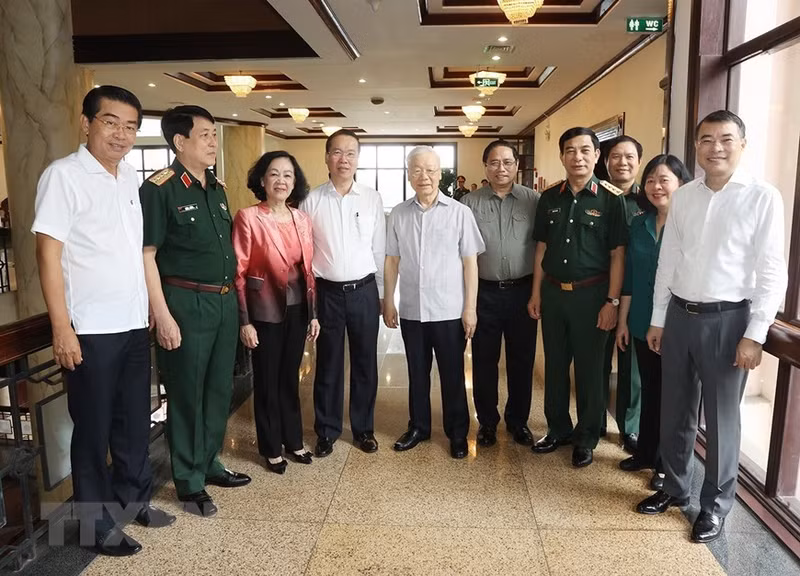 阮富仲总书记、国家主席武文赏、政府总理范明正和与会代表合影。