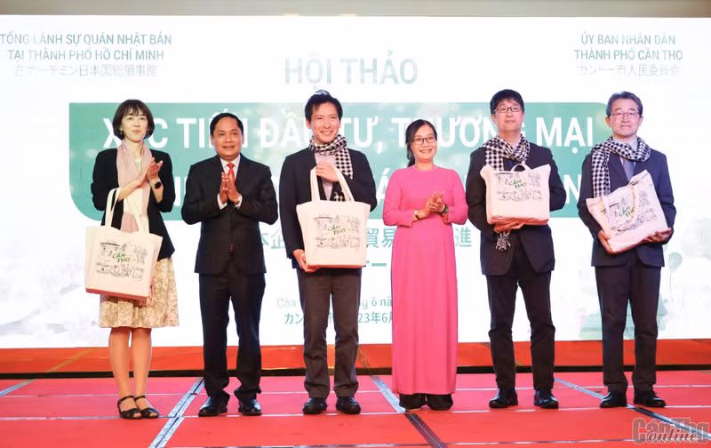 芹苴市领导代表向日本企业代表赠送礼物。（图片来源：芹苴报网）