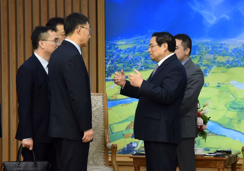 范明正总理在会见后同刘宁同志交谈。