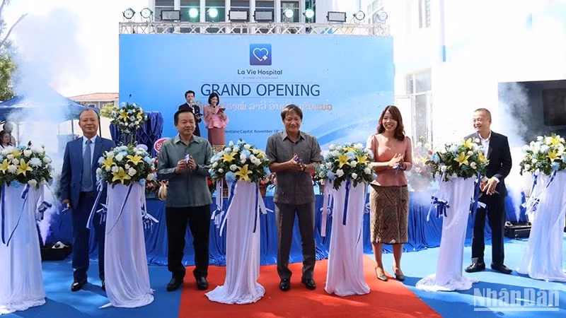 旅居老挝越南人专项医院正式揭牌投运。