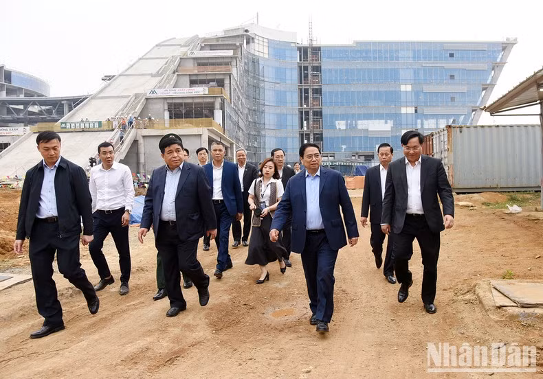 其后，范明正总理一行参观设在和乐高科技区的国家革新创新中心。