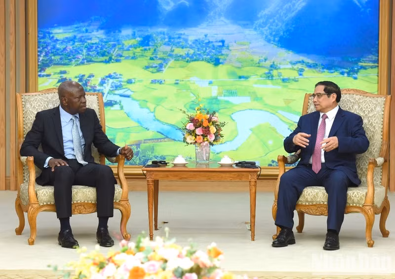 范明正总理会见国际劳工组织总干事吉尔伯特·洪博。