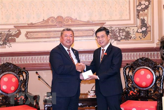 胡志明市人民议会副主席阮文勇会见来访的大阪府友好议员小组主席和田健二。（图片来源：越通社）