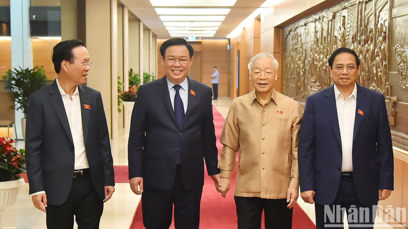 越共中央总书记阮富仲、越南国家主席武文赏、越南政府总理范明正、越南国会主席王廷惠前来出席讨论会。
