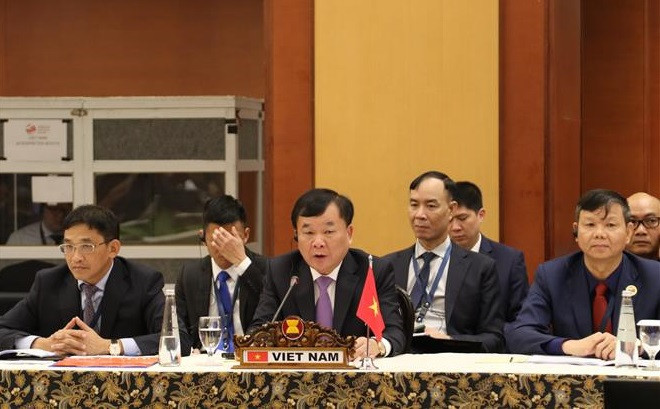 越共中央委员、中央军委委员、国防部副部长黄春战上将率领国防部高级代表团出席。（图片来源：越通社）
