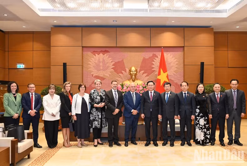 国会主席王廷惠与澳大利亚维多利亚州国库部长蒂姆-帕拉斯同两国代表合影。