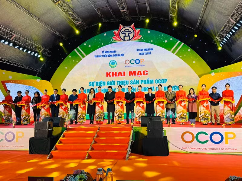 河内：推介与中部和西原地区省份文化息息相关的OCOP产品。