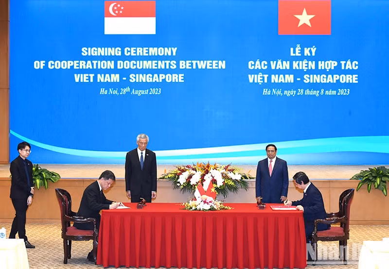 范明正总理和李显龙总理见证越南教育培训部同新加坡教育部关于教育领域的合作备忘录的签署。