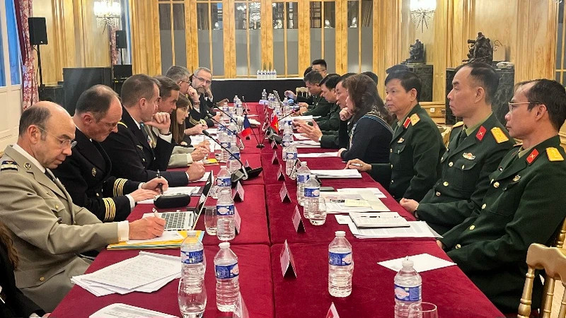 第三次越法防务合作与战略对话在法国举行。