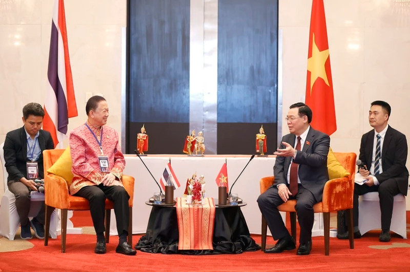 越南国会主席王廷惠会见泰国商会主席萨南·安古博尔库。（图片来源：越通社）
