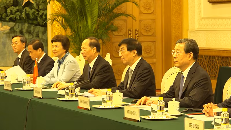 王沪宁同志在会谈中发言。（阮胡君 摄）
