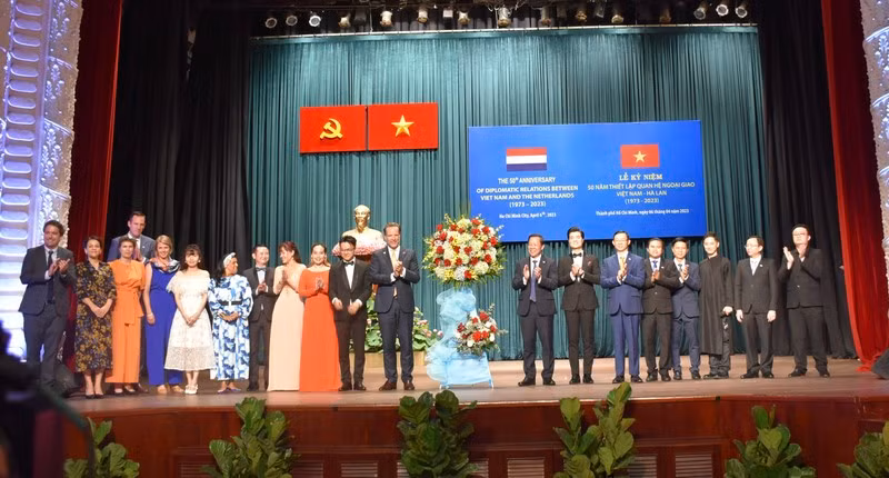 越南与荷兰建交50周年纪念典礼在胡志明市隆重举行。