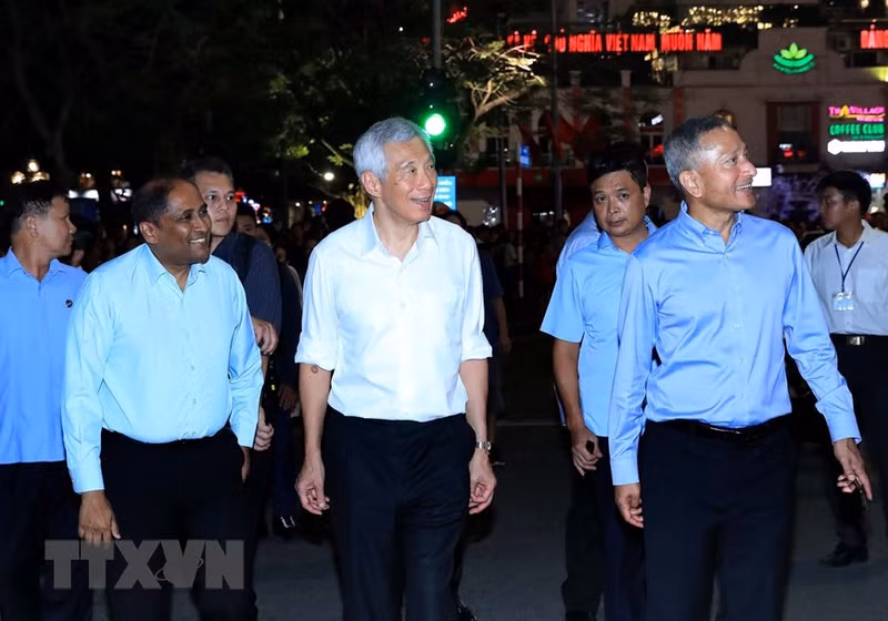 新加坡总理李显龙漫步在还剑湖畔。（图片来源：越通社）