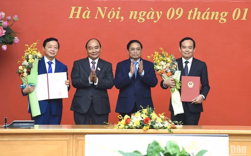 越南国家主席阮春福向两位新任副总理颁发任命书。（图片来源：越通社）