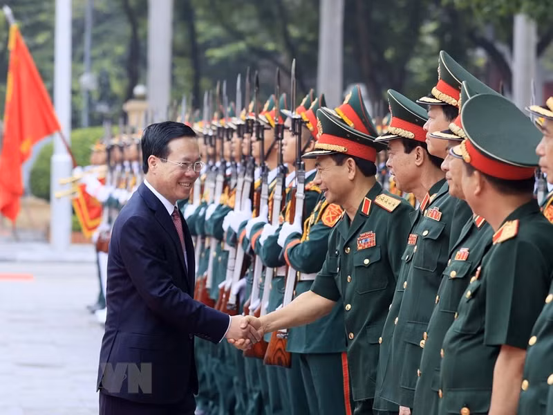 越南国家主席武文赏与国防学院领导。（图片来源：越通社）