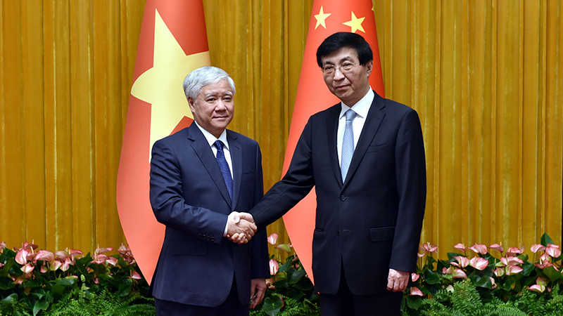杜文战同志与王沪宁同志握手。（阮胡君 摄）