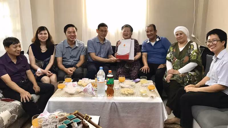 越南驻阿尔及利亚大使馆值古尔邦节之际探望旅居阿尔及利亚侨胞家庭。（图片来源：国际报）