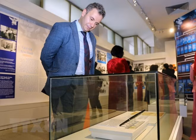 参观展会的外国观众。（图片来源：越通社）