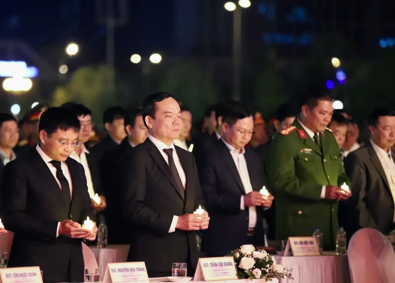 越南国家交通安全委员会同和平省人民委员会举行2023年交通事故遇难者悼念仪式，缅怀交通事故遇难者。