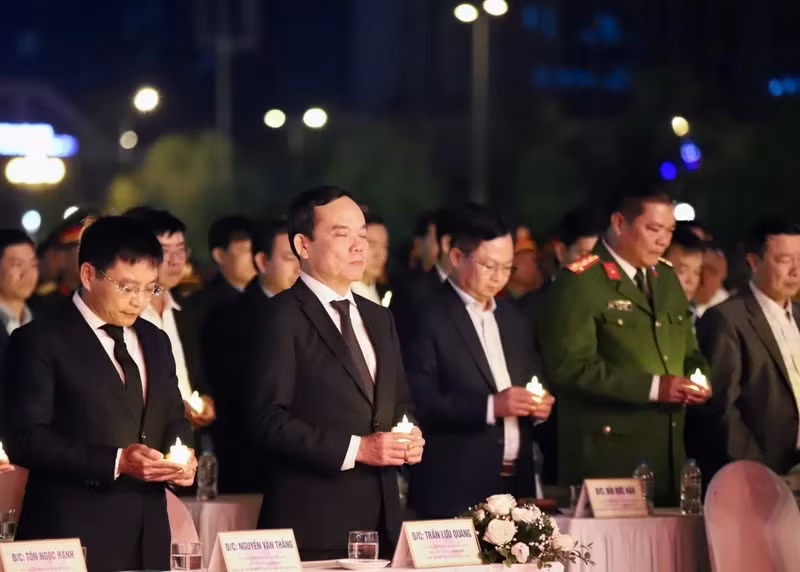 越南国家交通安全委员会同和平省人民委员会举行2023年交通事故遇难者悼念仪式，缅怀交通事故遇难者。