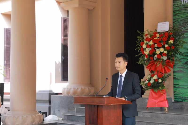 越南美术馆副馆长阮德坚在展会开幕致辞。