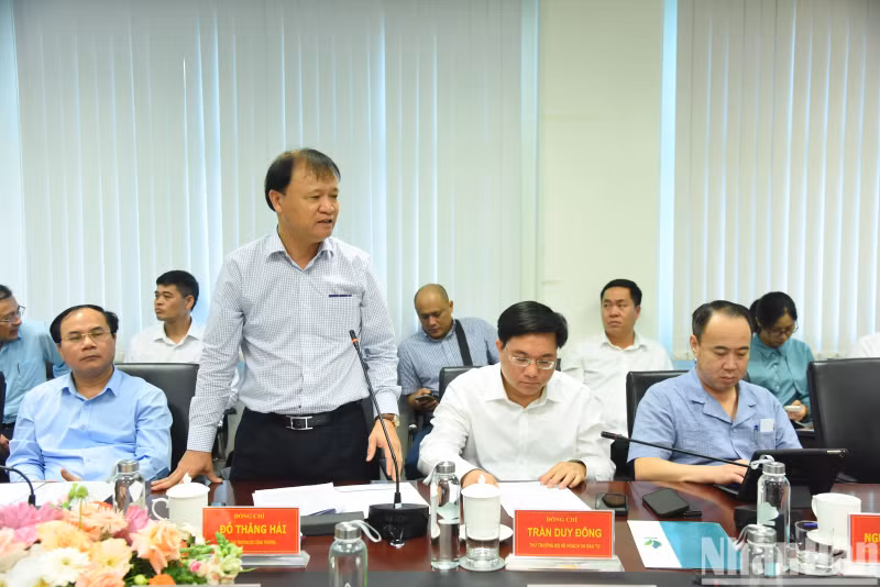 工贸部代表发表讲话。