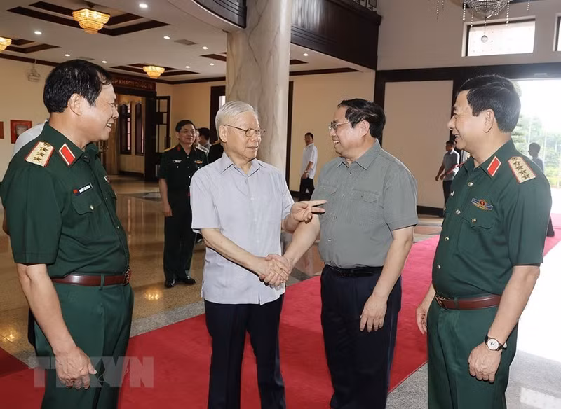 阮富仲总书记、政府总理范明正和国防部领导出席会议。