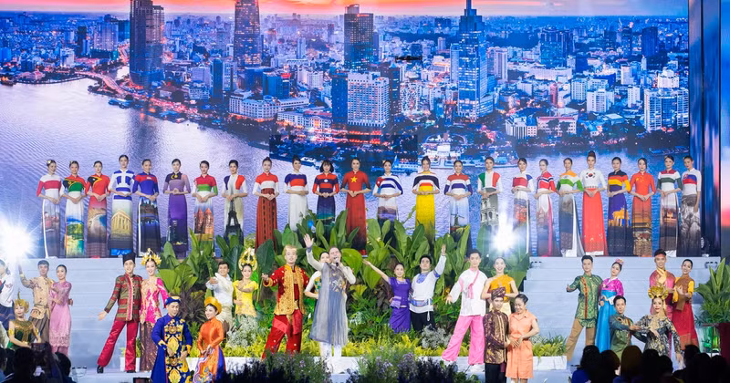 结合了设计师杜郑怀南的奥黛系列《我所见的世界》和世界各国的传统服饰的演出表达了该活动的和平与友谊精神。