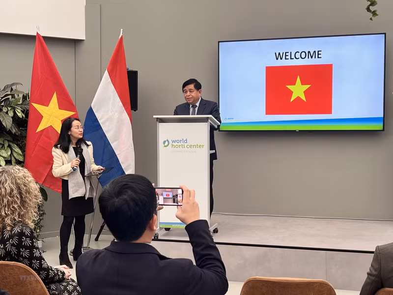 越南计划投资部部长阮志勇在荷兰世界园艺中心与其领导举行交谈。（图片来源：越通社）