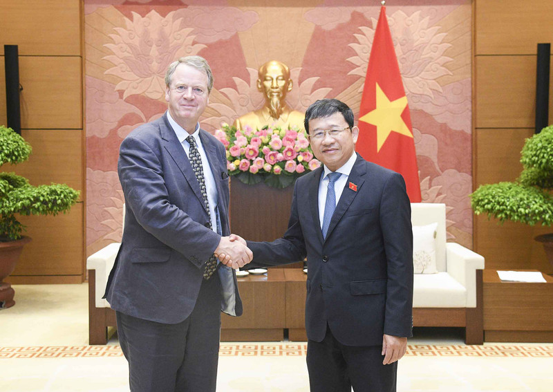 越南国会对外委员会主任武海会见大不列颠及北爱尔兰联合王国苏格兰事务大臣阿利斯特·杰克。（图片来源：越通社）