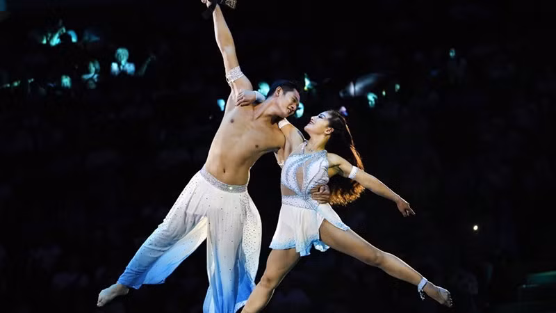 由杂技演员显福和清华表演的双人摇摆高拐《爱情时刻》荣获金奖。