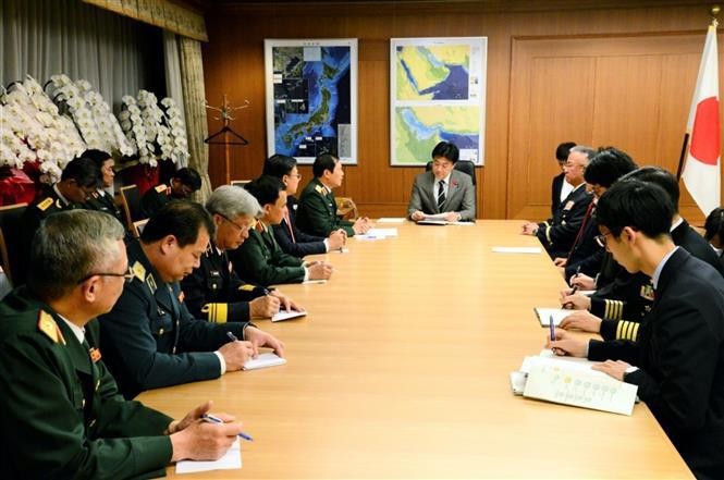 越共中央委员、越南人民军总参谋长、国防部副部长阮新疆上将会见了日本防卫大臣木原稔。（图片来源：越通社）
