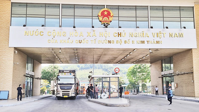  老街口岸进出口货运量猛增