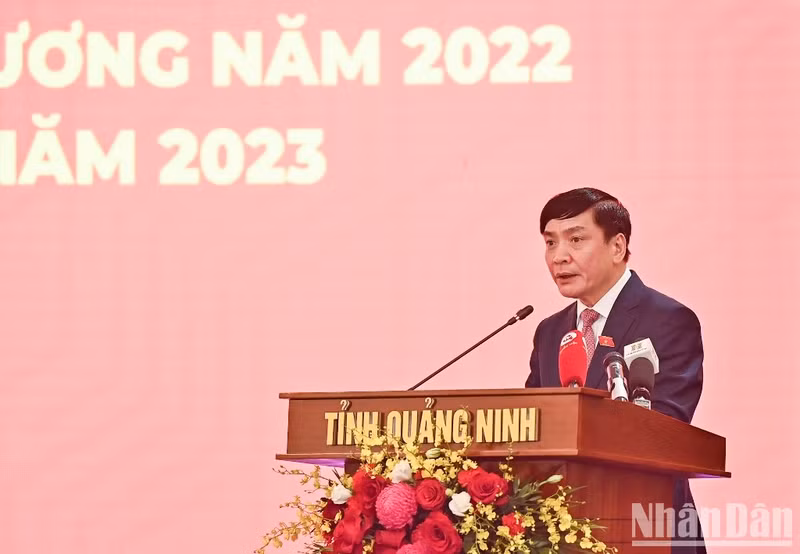 国会秘书长、国会办公厅主任裴文强发表讲话。