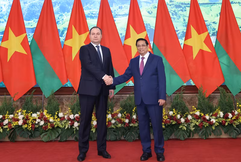 越南政府总理范明正与白俄罗斯总理罗曼·戈洛夫琴科。（图片来源：VGP）