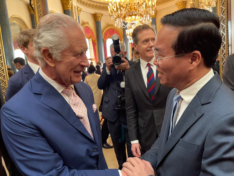 越南国家主席武文赏与英国国王查尔斯三世。（图片来源：越通社）