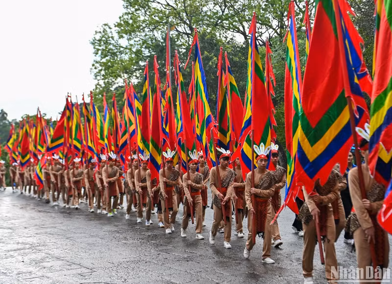 100名青年身着古装代表，高举庙会旗帜，展现雒鸿血脉的旺盛生命力。
