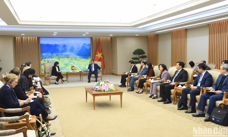 范明正总理、美国贸易代表凯瑟琳·泰及代表团团员。