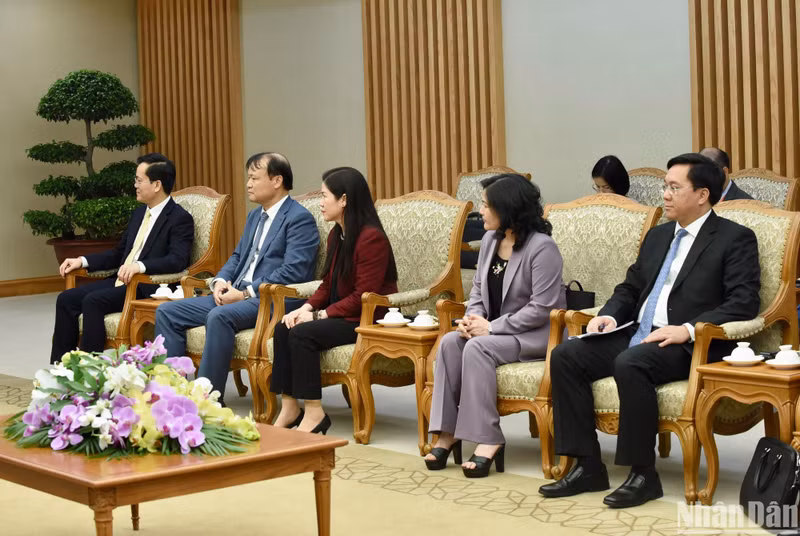 越南各部委领导代表出席会见。