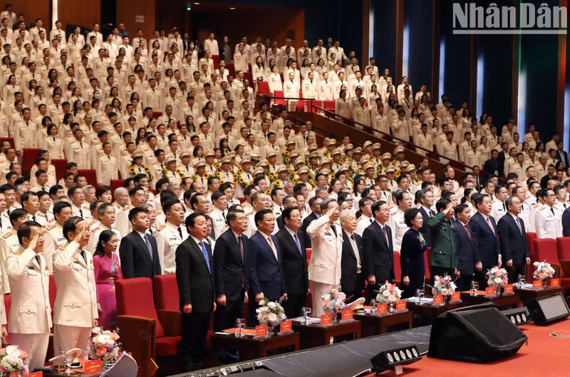 阮富仲总书记、国家主席武文赏同党、国家其他领导人和各位代表出席纪念典礼。