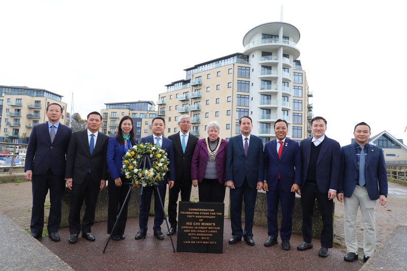 纽黑文市政府、越南驻英国大使馆和越南游客团前往纽黑文港West Quay码头的胡志明主席纪念碑前台献花。（图片来源：越通社）
