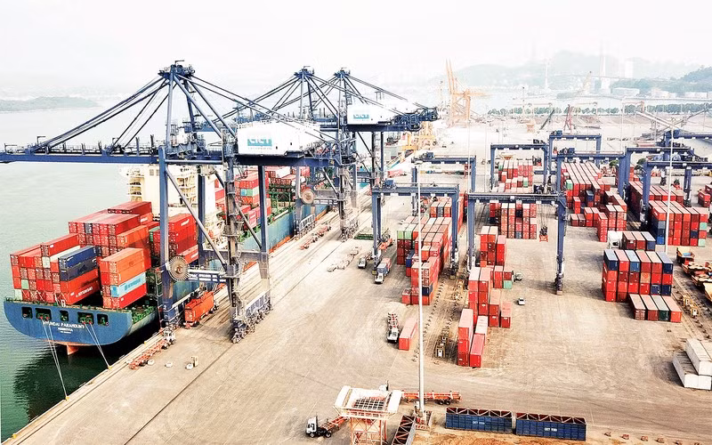 盖麟国际集装箱港。