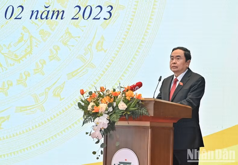 国会常务副主席陈青敏在会议上发表指导性讲话。