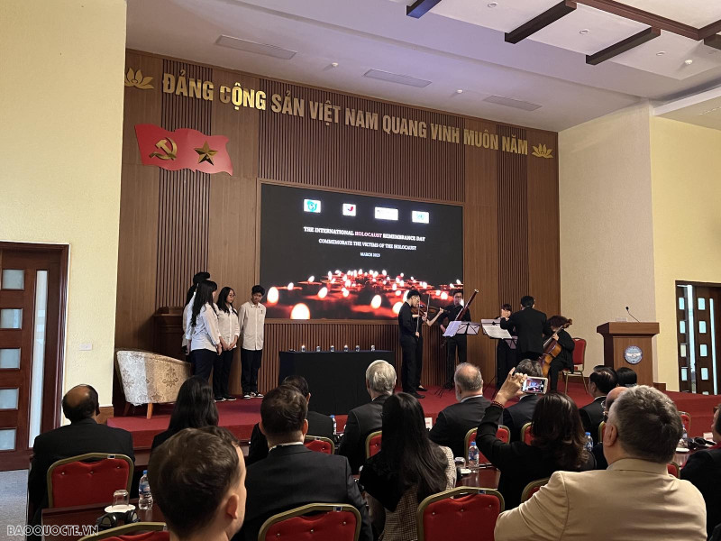 河内实验学校的六名学生按照当今世界上依然保留的犹太人传统点燃蜡烛悼念犹太人大屠杀遇难者。（图片来源：国际报）